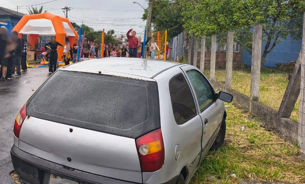Foragido abandonou carro ao se deparar com rua bloqueada para festa do Dia das Crianças em Osór...