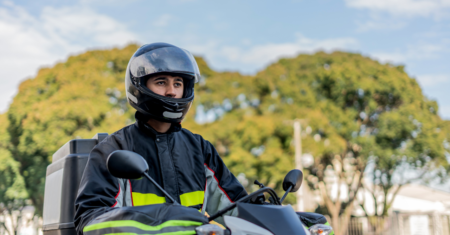 Trabalho em App: Renda maior, mas com mais Horas e menos Proteção