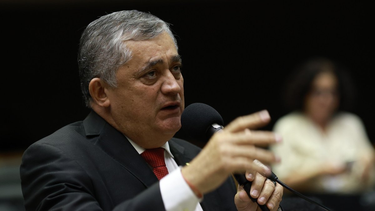 Líder do governo na Câmara diz que Lula mandou Gleisi mexer "no vespeiro da Caixa" de indicados...