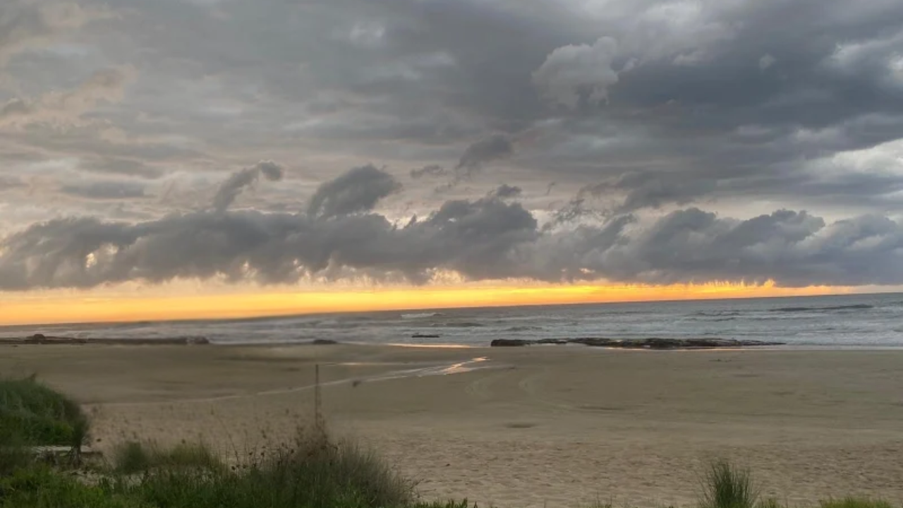Manhã de Sábado com Sol Entre Nuvens no Litoral Norte