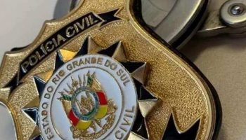 volta das 5h50min, uma mulher de 39 anos foi atacada com golpes de faca dentro de sua própria ca...