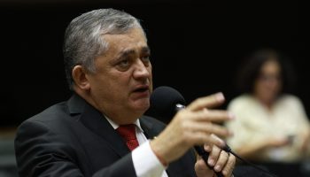 Líder do governo na Câmara diz que Lula mandou Gleisi mexer "no vespeiro da Caixa" de indicados...